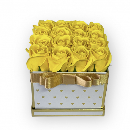 Žlté ruže v hranatom boxe so srdiečkami