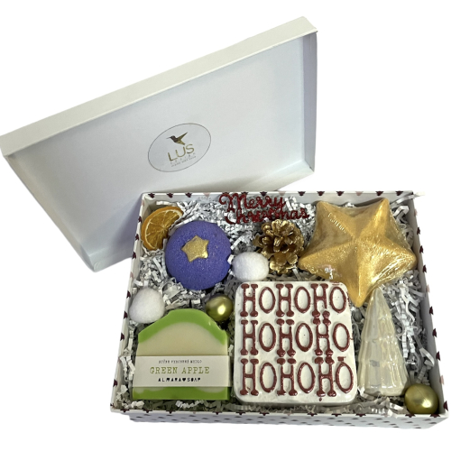 Vianočná darčeková krabička s penivkami do kúpeľa, mydlom a stromčekom
