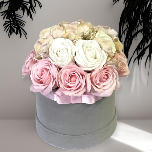 Sivý sametový box s rozkvitnutými ružami a hortenziou 