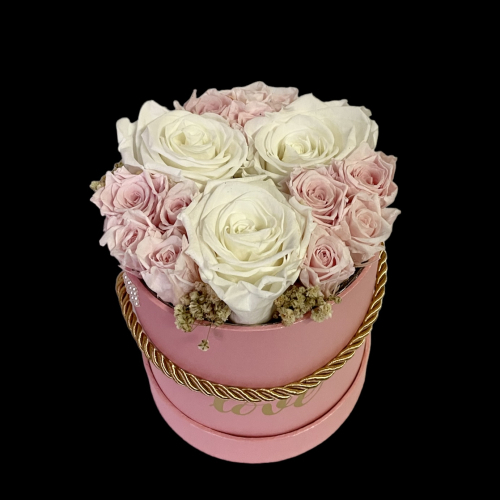 Menší lososový box s trvácnymi bielymi ružami a miniružičkami