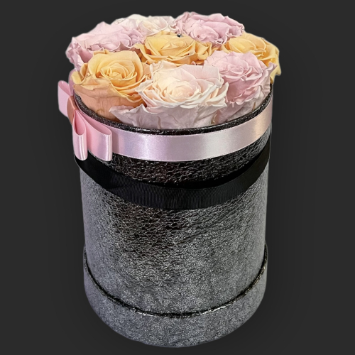 Elegantný vysoký flower box s trvácnymi ružami v púdrových farbách
