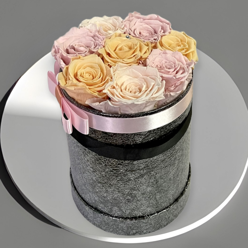 Elegantný vysoký flower box s trvácnymi ružami v púdrových farbách