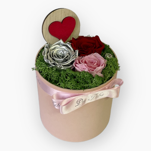 Kvetinový box s trvácnymi ružami, machom a dreveným srdcom