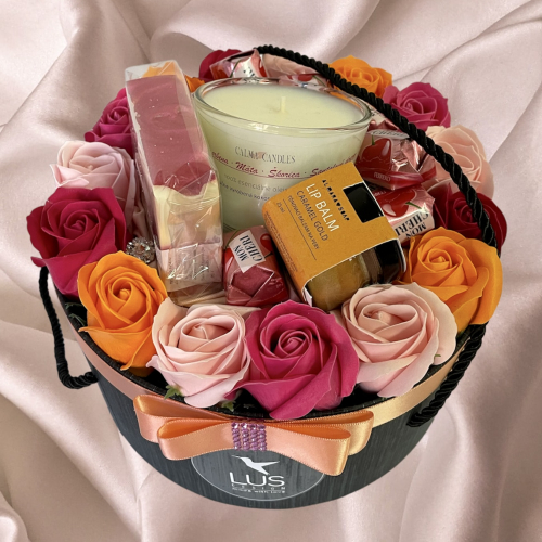 Darčekový box s ružami, pralinkami, prírodnou kozmetikou a sviečkou