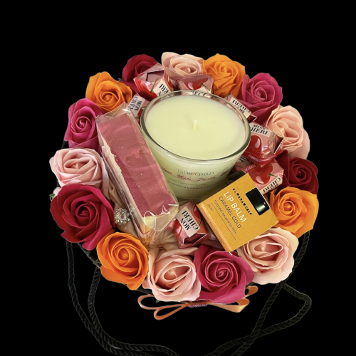 Darčekový box s ružami, pralinkami, prírodnou kozmetikou a sviečkou
