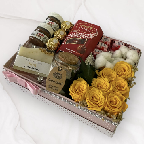 Darčekový box s kvetmi, sviečkou, nutellami, pralinkami a mydlom