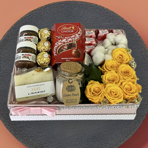 Darčekový box s kvetmi, sviečkou, nutellami, pralinkami a mydlom