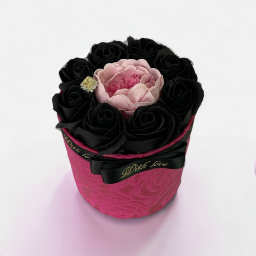 Kvetinový box s pivonkou a čiernymi ružami Tara