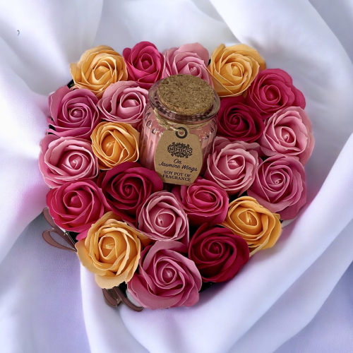 Kvetinové srdce s farebnými ružami a sviečkou