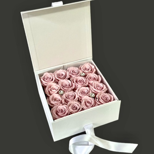 Luxusný biely box so 16 trvácnymi ružovými ružami