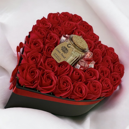 Luxusné kvetinové srdce s červenými ružami, pralinkami a sviečkou