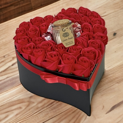 Luxusné kvetinové srdce s červenými ružami, pralinkami a sviečkou