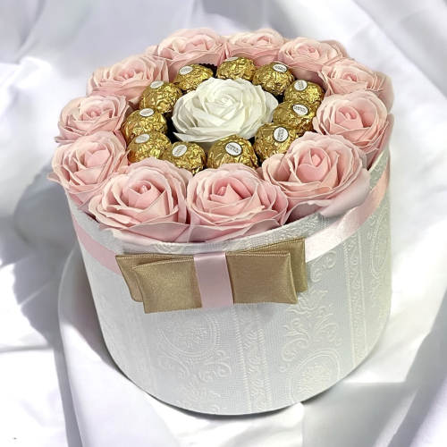 Elegantný darčekový box s veľkými ružami a pralinkami Ferrero Rocher