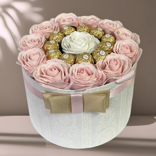 Elegantný darčekový box s veľkými ružami a pralinkami Ferrero Rocher