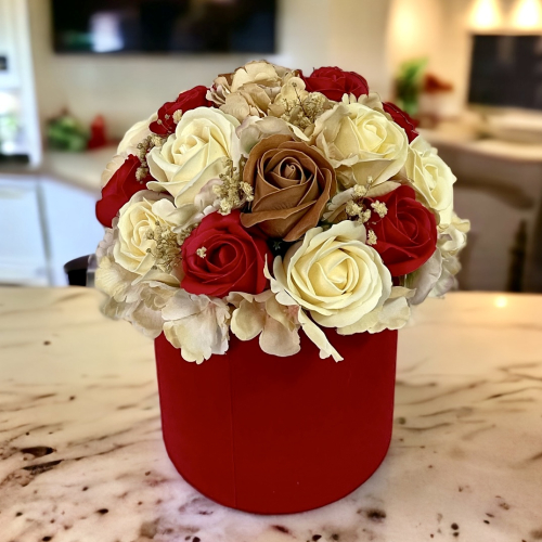 Elegantná kytica ruží a hortenzií v sametovom flower boxe