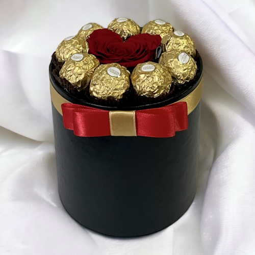 Luxusný darčekový box s trvácnou ružou v tvare srdca a pralinkami