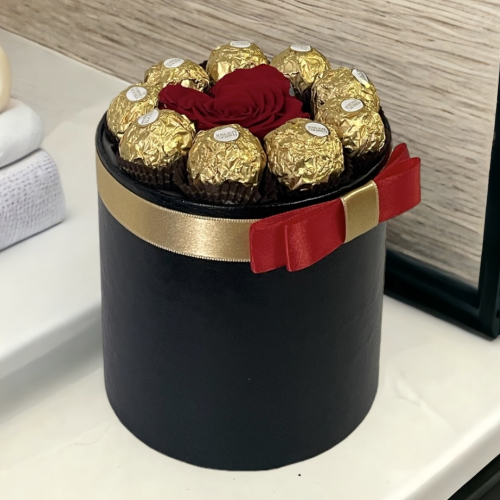 Luxusný darčekový box s trvácnou ružou v tvare srdca a pralinkami