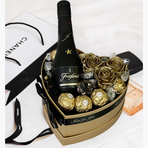 Luxusný darčekový box Gold Black Glam so zlatými trvácnymi ružami