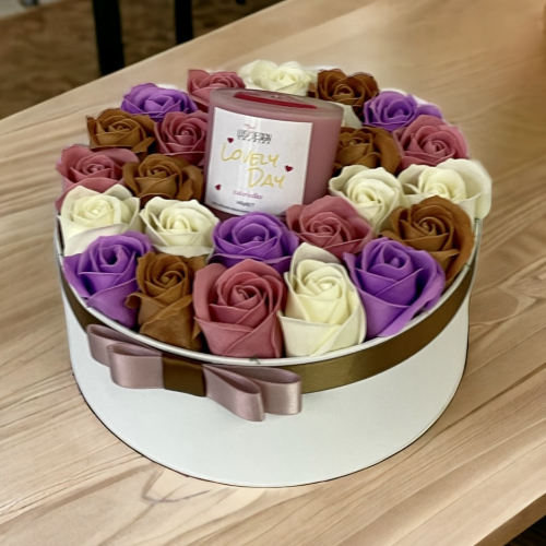 Darčekový box s farebnými ružami a sój.sviečkou Lovely Day