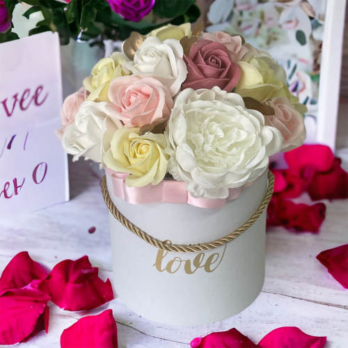 Romantický kvetinový box so zlatými srdiečkami Amia