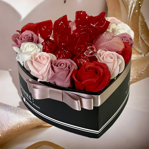 Darčekové srdce s ružami a bonbómni Cherry love