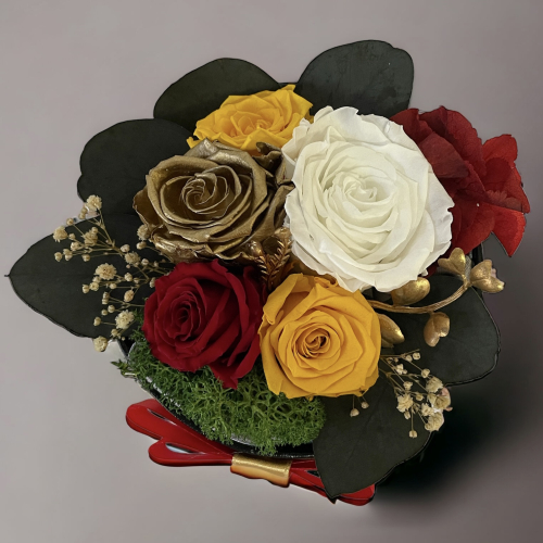 Luxusná kytica trvácnych ruží v čiernom koženkovom flower boxe