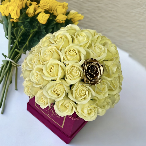 Luxusný sametový box s maslovými ružami a zlatou trvácnou ružou